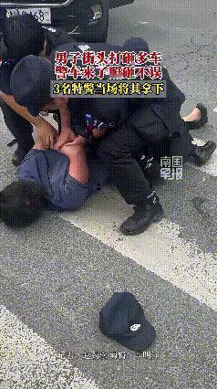 小事不忍酿大祸！河南巩义，一个穿着睡衣拖鞋的男人手里举着一块石头，一辆接一辆地砸