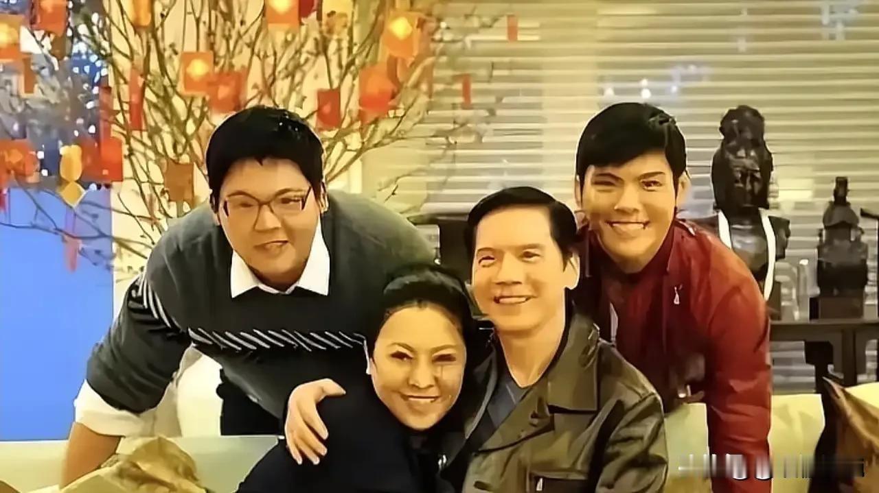 看到向家早年的家庭影像，瞬间看懂岁月与人生的反差。在旧镜头里，向太明艳风华，青春