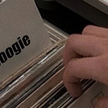 生活手记  看你有两只手  要不分一只给我牵 