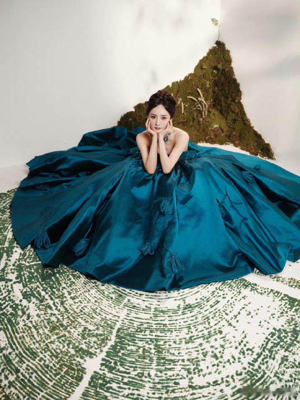 杨幂昨天微博视界大会两套造型，一套蓝色孔雀公主裙，一条宝石色抹胸裙 哪套击中了你