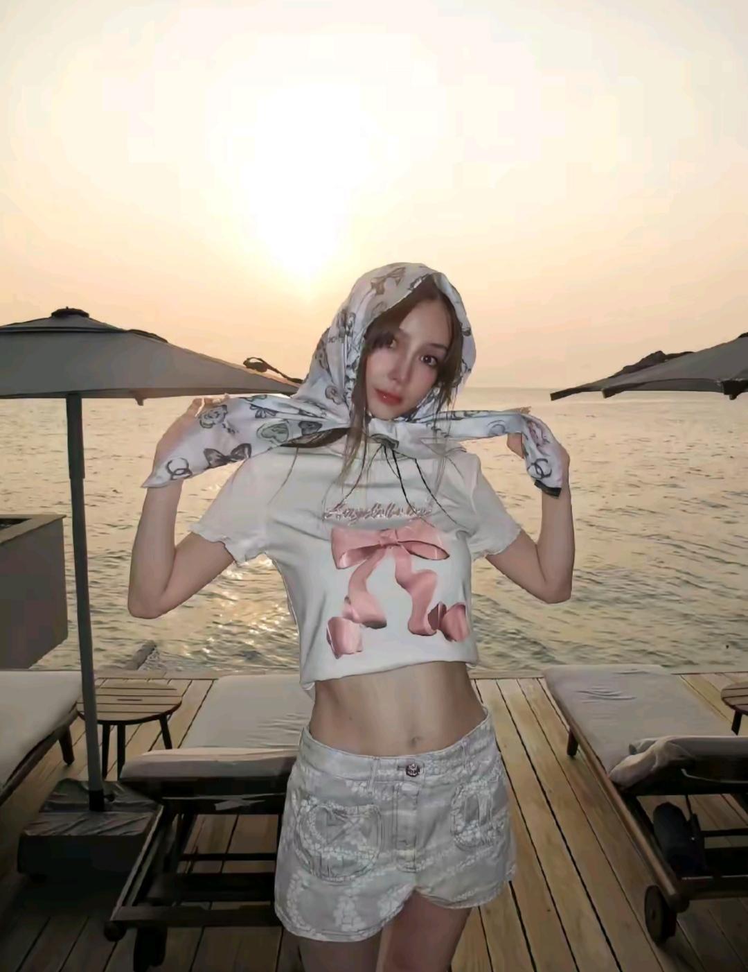 杨颖最近晒了一组海边写真，
36岁了身材好的不得了，
皮肤也白，
脚踝上17岁纹