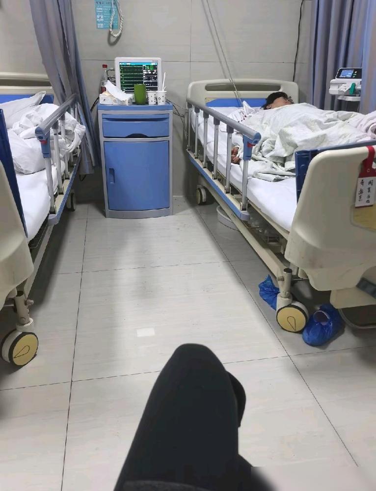 怪不得人老了很可怜。

说个我自己的体会吧。以前总觉得，老人手里有退休金，就是给