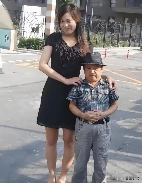 被称为‘’中国第一矮星‘’，身高仅1米28，却娶了四任高挑美妻。这张是他和第四任