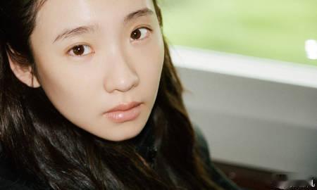 张艺凡用手语回应听障观众 嘈杂现场依旧心怀温柔，张艺凡特意选择手语沟通，用心顾及