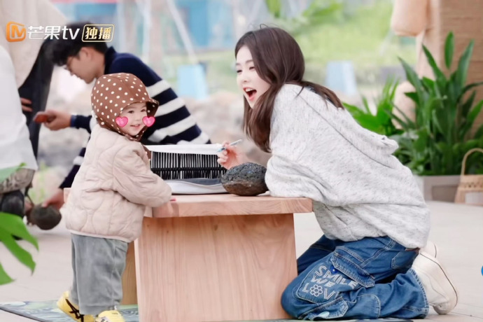 白鹿真的不能当我小姨吗白鹿跟小朋友相处好温柔，真的善良温柔的小姨我要！我要！白鹿