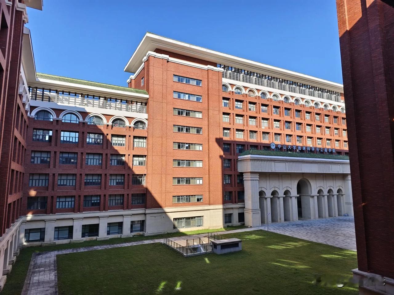 我发明个词吧：法务刷存在感条款。

最近经常能够碰到我们的合同，工作成果，被公司