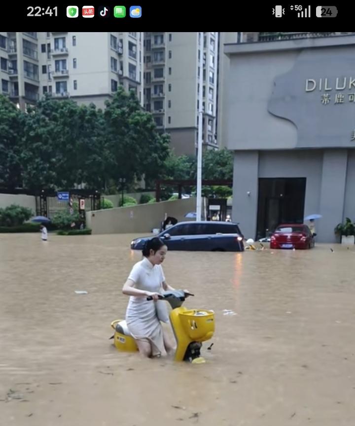 就问有什么业务非去不可？水真么深还在骑车？还穿着旗袍在深水里骑车？