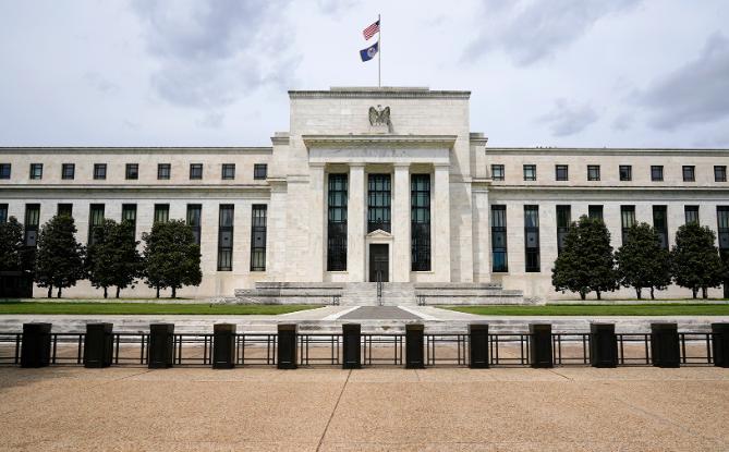 眼看38万亿窟窿填不上，特朗普这次把刀架在了自家央行脖子上了。
 
美国背在身上