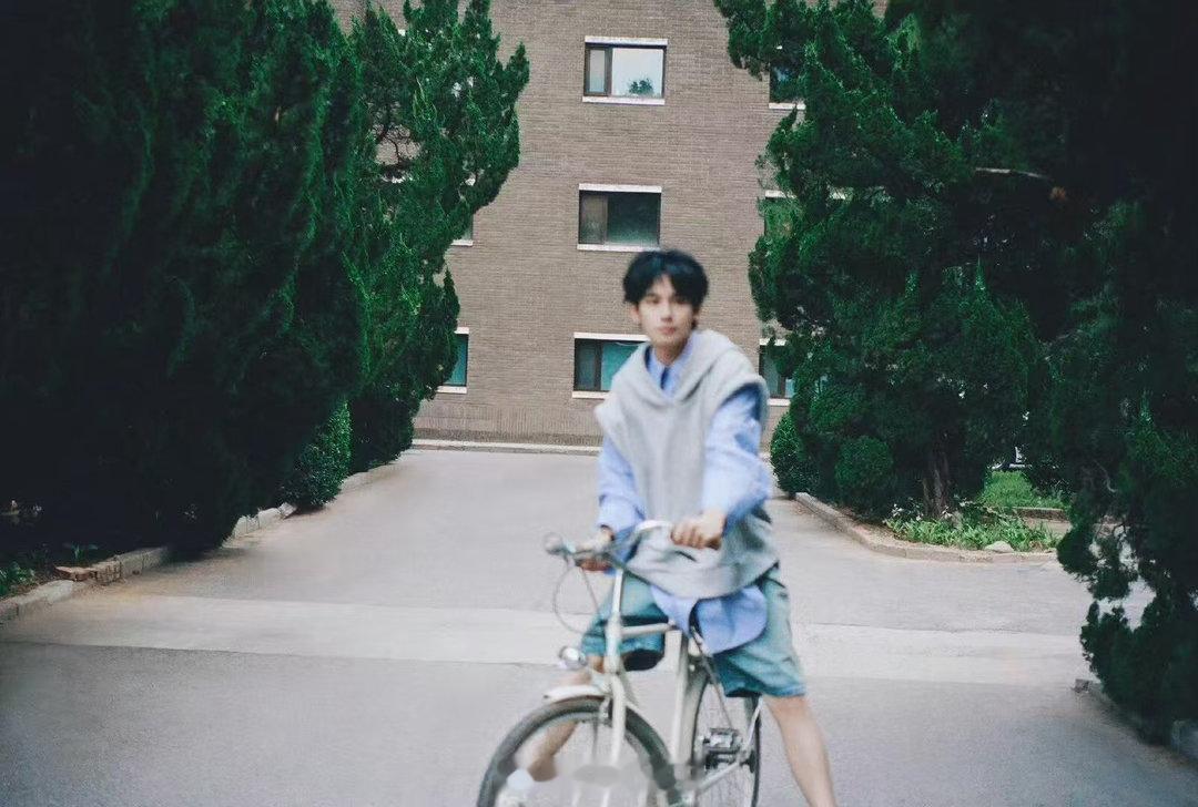 胡先煦上早八也是开朗小狗 胡先煦你是有什么开心开关吗！早八还能这么活力满满，笑起