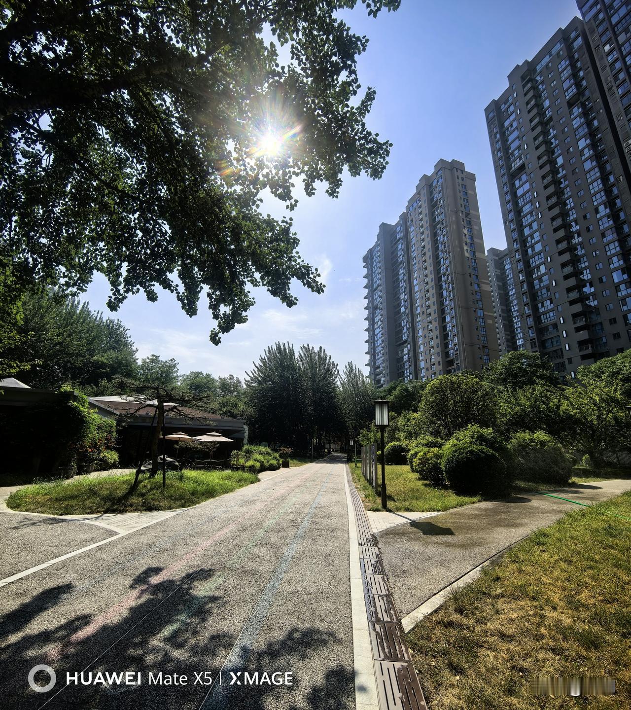唐城墙遗址公园七区位于曲江芙蓉南路，毗邻寒窑。
它依托唐代外郭城墙遗迹而建，免费