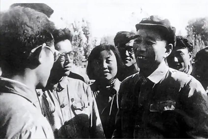 1955年，王震走进南平县委大楼，本来是想找县长办事。可没想到话还没说几句，就被