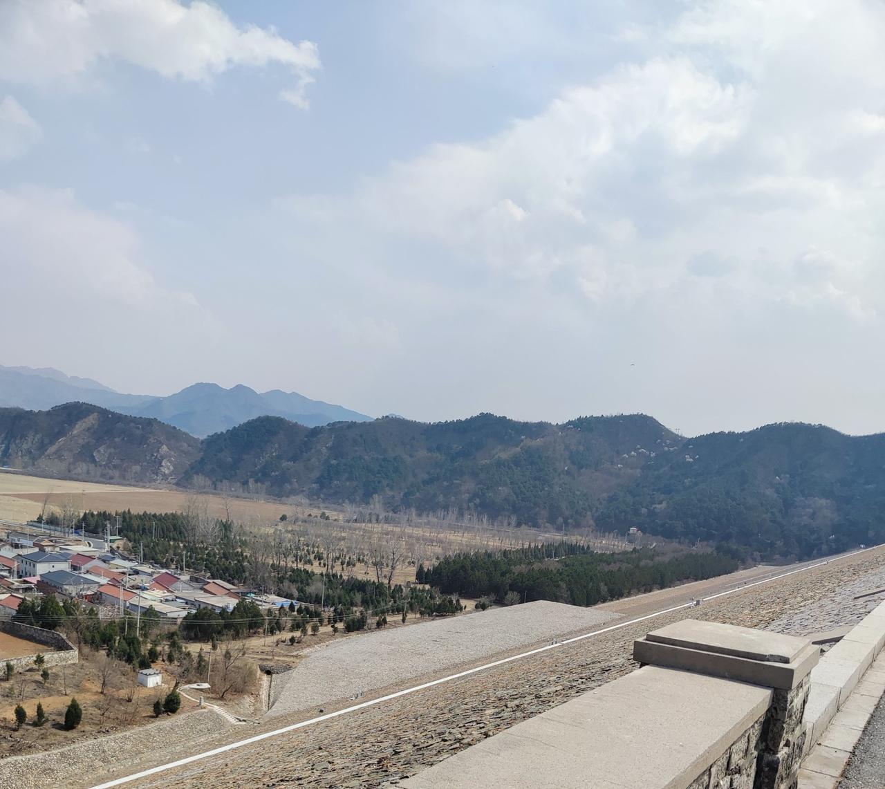 2018年在北京当兵。
有次休假，就邀约一哥们去玩。
大夏天，在密云水库附近的一