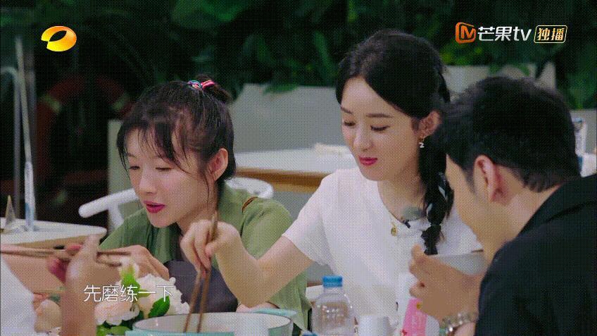 赵丽颖挺喜欢用自己的筷子在碗里搅拌的，深度搅拌，这样大家吃菜的时候会更入味。赵丽