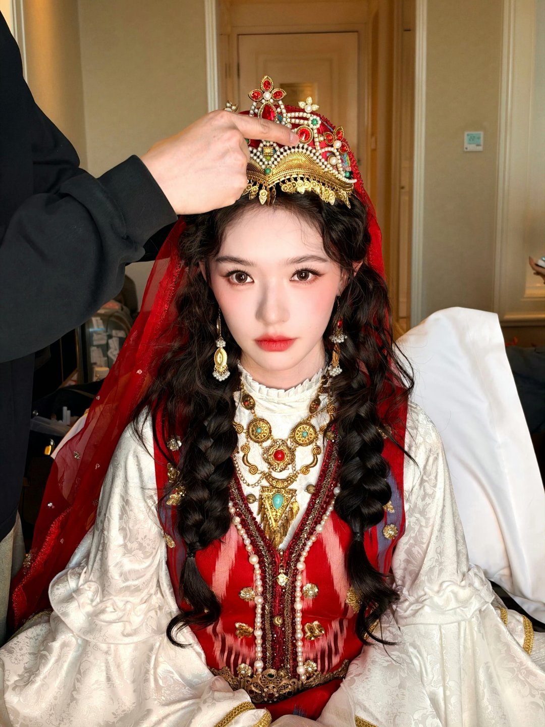 林允宇闪2造型林允和红色的适配度谁能拒绝红衣异域美人！林允宇闪2造型元气满满，和