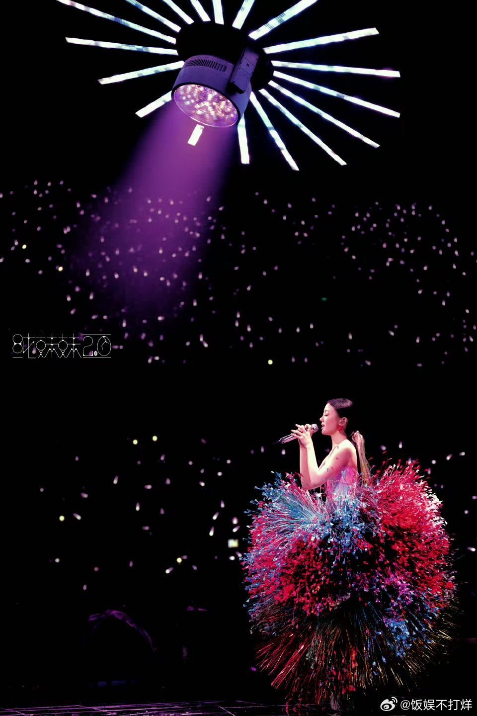 单依纯唱轻轻地告诉你的杀伤力 深圳演唱会的现场，单依纯唱《轻轻地告诉你》时，全场