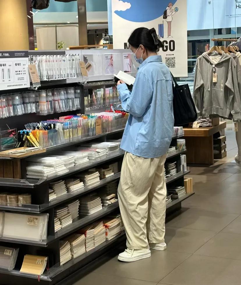 好像现在逛商场真的变成了只“逛”.….了
去商场主打一个蹭空调，先转优衣库，然后