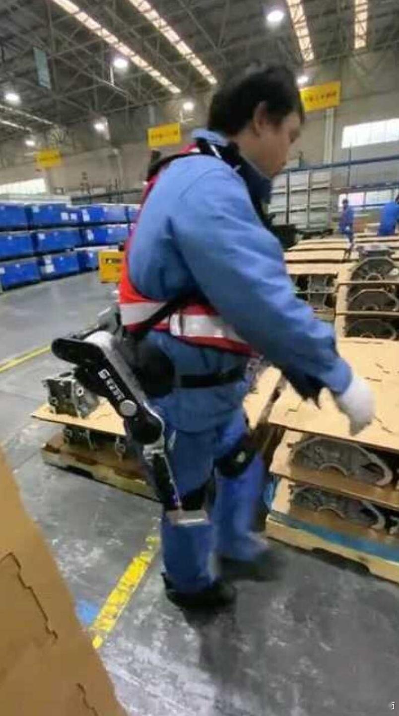 搬家师傅穿外骨骼一口气爬10层这外骨骼之前就看到一些行业应用，造福体力劳动者应该