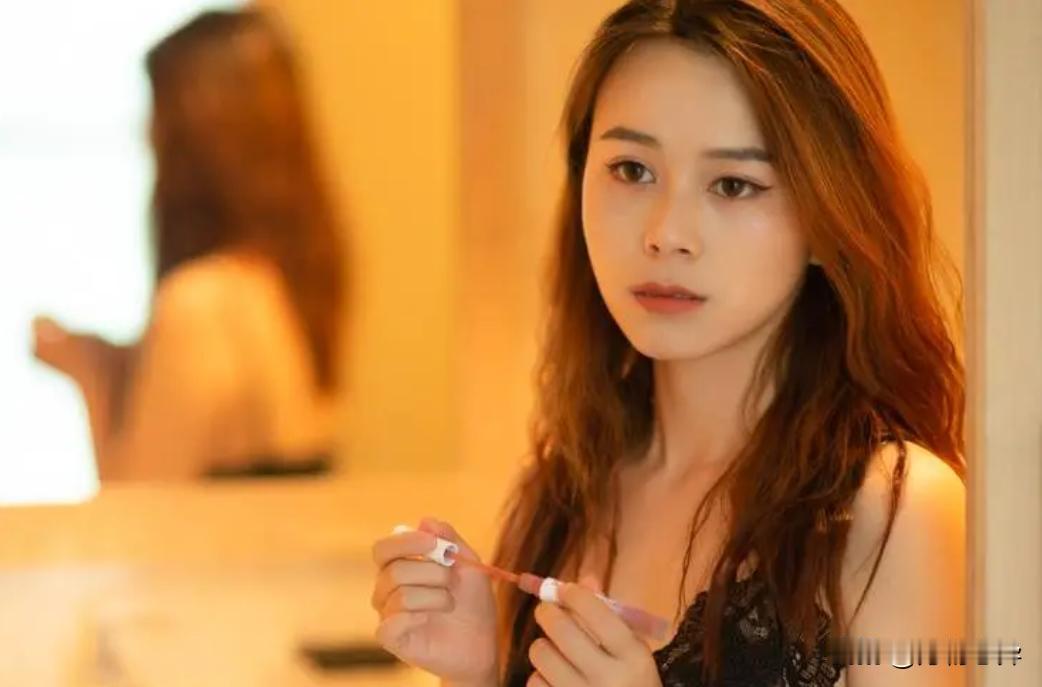 一则朋友圈动态，竟成女子李某遭遇险境的导火索！[what]婚后在家带娃的李某，因