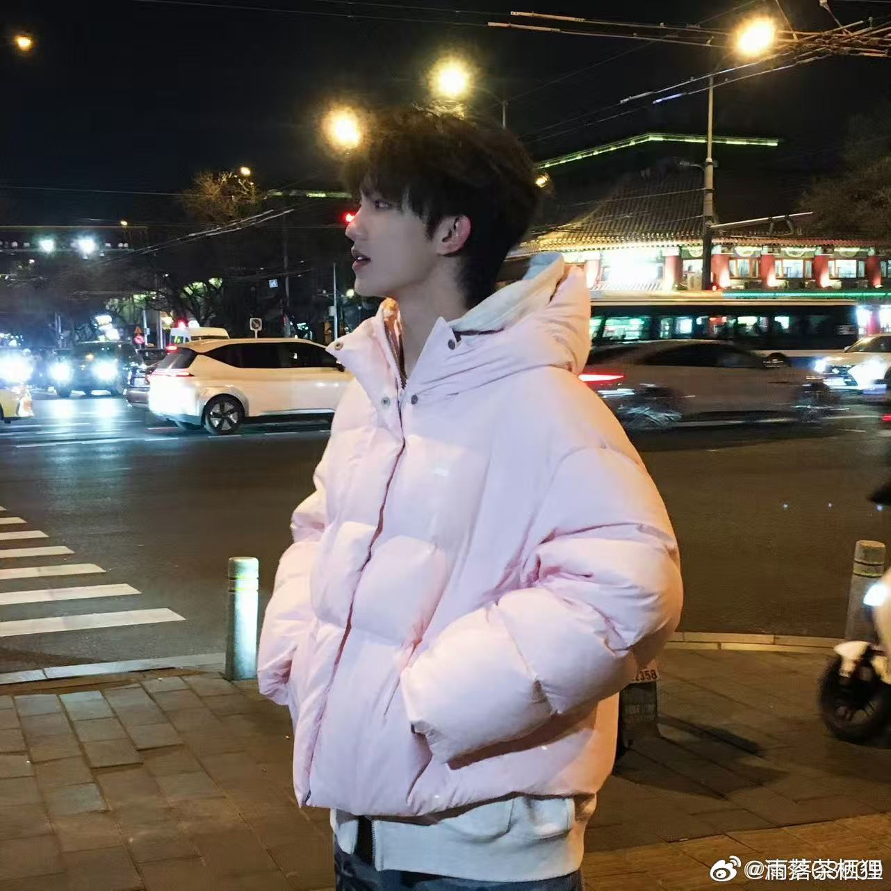 苏新皓草莓大福塑浅粉羽绒服衬得人软乎乎，完美契合草莓大福人设，软糯温柔自带清甜气