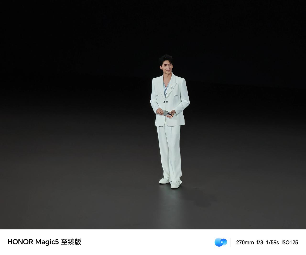 系列全球代言人 来了
羡慕可以被杨洋拍照的两位粉丝吗？
你们要的杨洋美照来了哟
