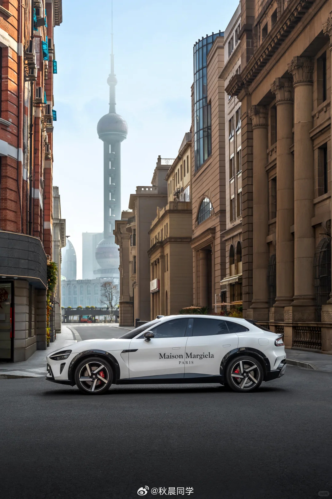 小米跨界联动了Maison Margiela，属于是解构美学碰撞智能科技今晚是梅