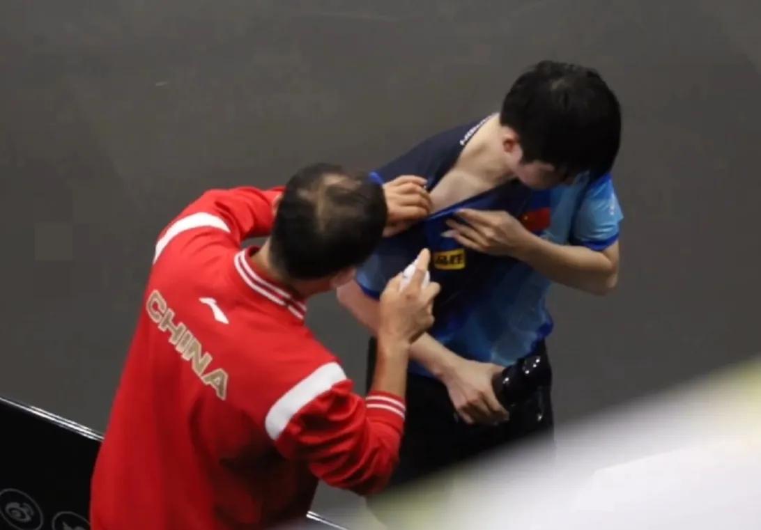 樊振东决胜局因伤退赛！！！
#WTT球星挑战赛多哈站2024# 男单1/4决赛，