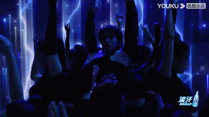 #刘宇舞台泪钻妆#刘宇的舞台太燃太炸了，刘宇泪钻的造型帅的让人挪不开眼，舞台表现