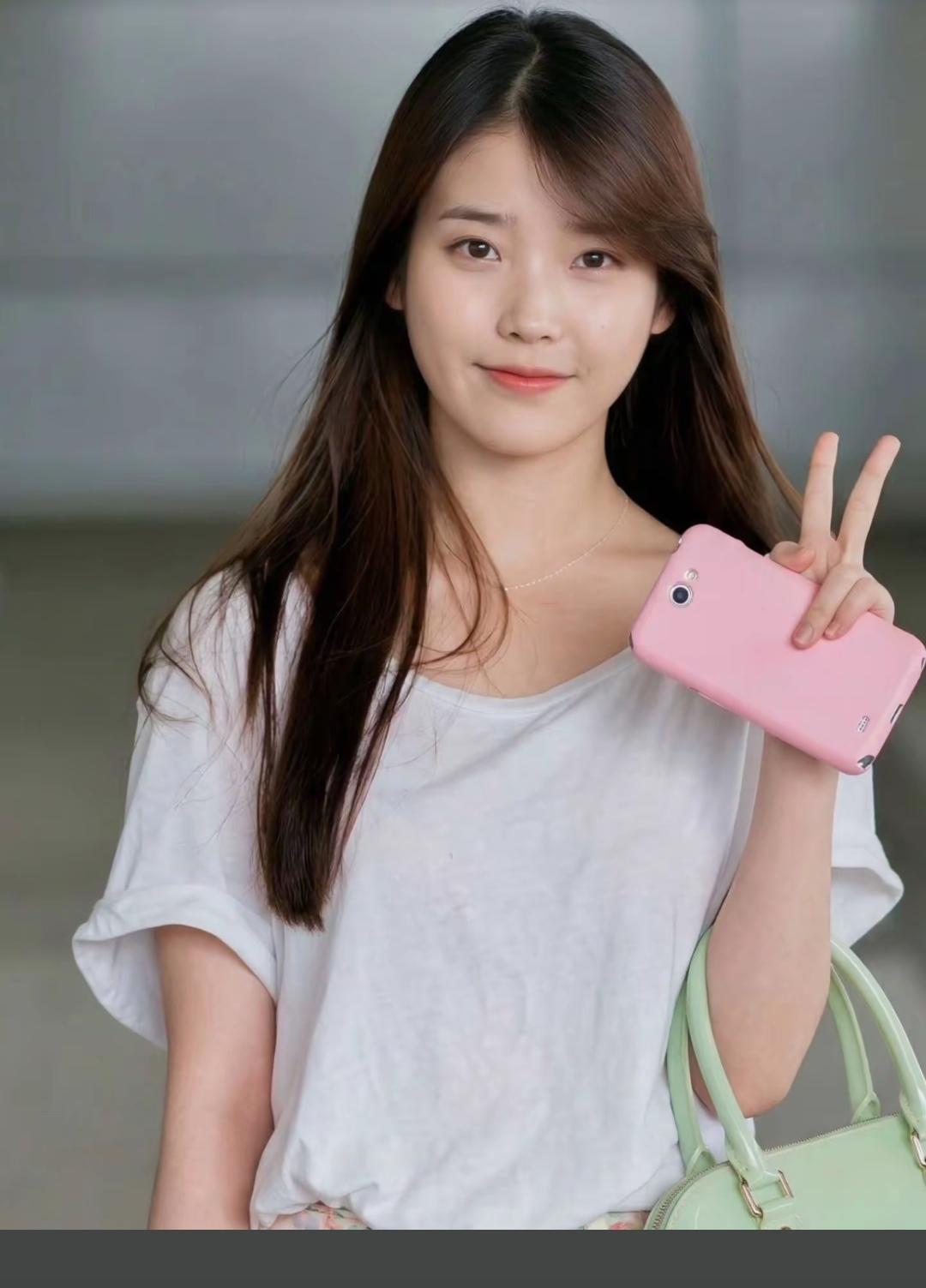 元气少女，粉色手机，微笑V字，清新自然！😊📱💕