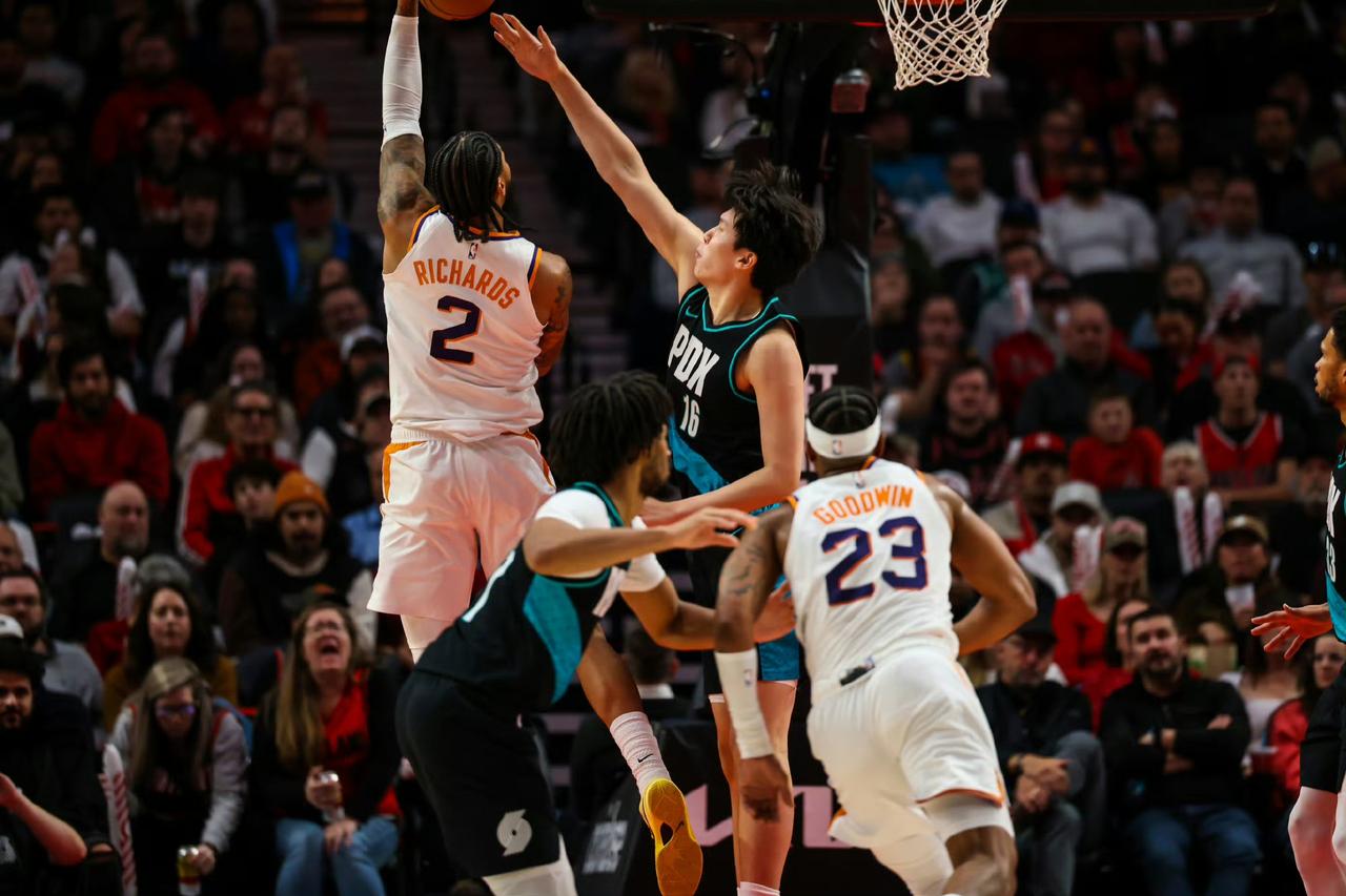 杨瀚森vs太阳13'钟9分5篮板3助攻1封盖投篮7中4三分2中0。明显从G联赛回