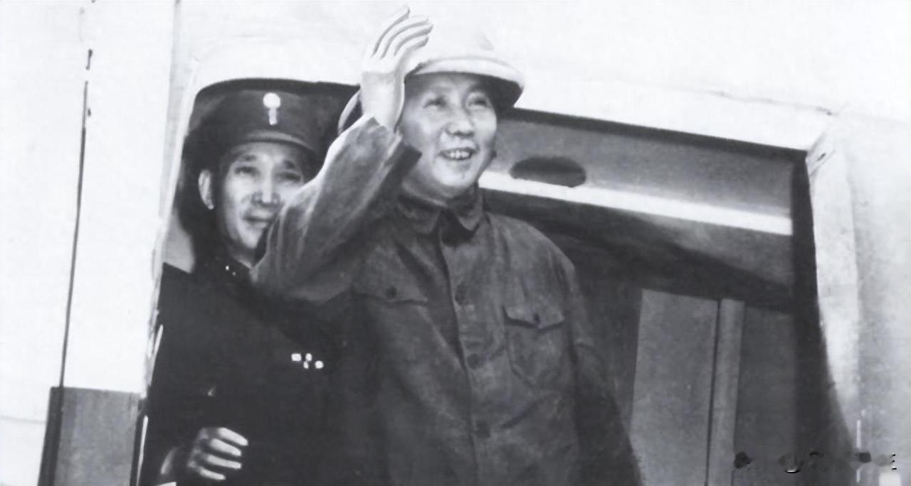 “重庆谈判”时，毛主席不戴帽子，周恩来非要让主席戴了戴了一顶灰色的“奇怪”帽子，