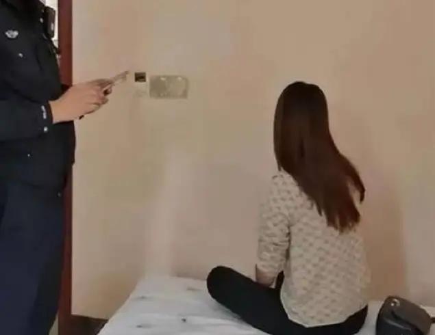 上海，有个男子在网上认识了两个女网友，随后男子联系了三个所谓的哥们，说约好了一起