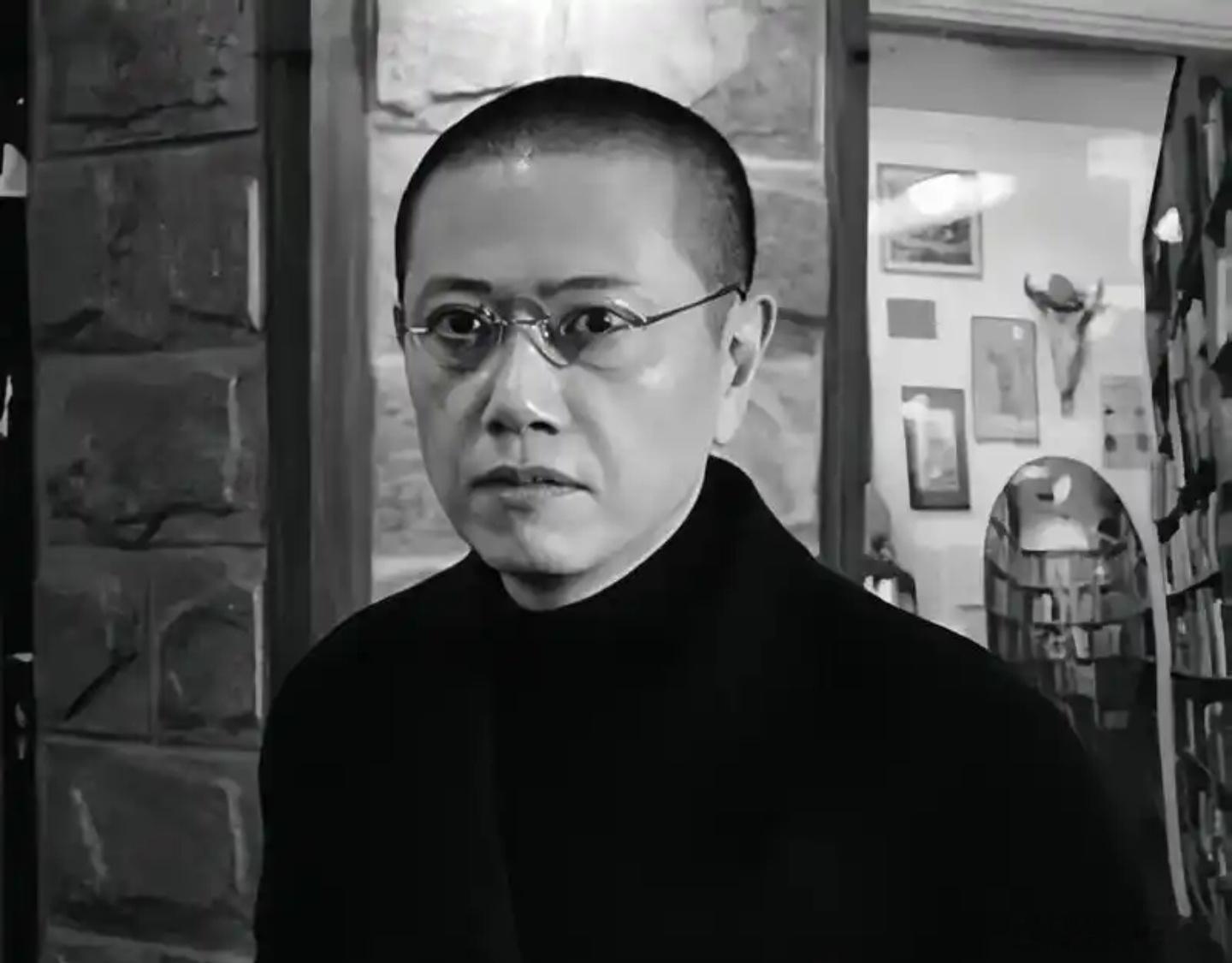 陈丹青抱怨媒体将他朔造成傻子、愤青的形象，因此他很讨厌在手机上看到自己，因为都是