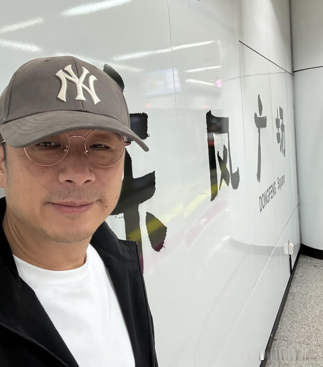 今天在昆明地铁东风广场站拍了几张自拍，必须来分享下。6月18号东风广场全新亮相，