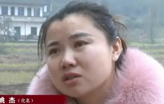 2015年，河南一女子在工厂干活时，突然，一句不经意的方言飘进她的耳朵，她猛地回