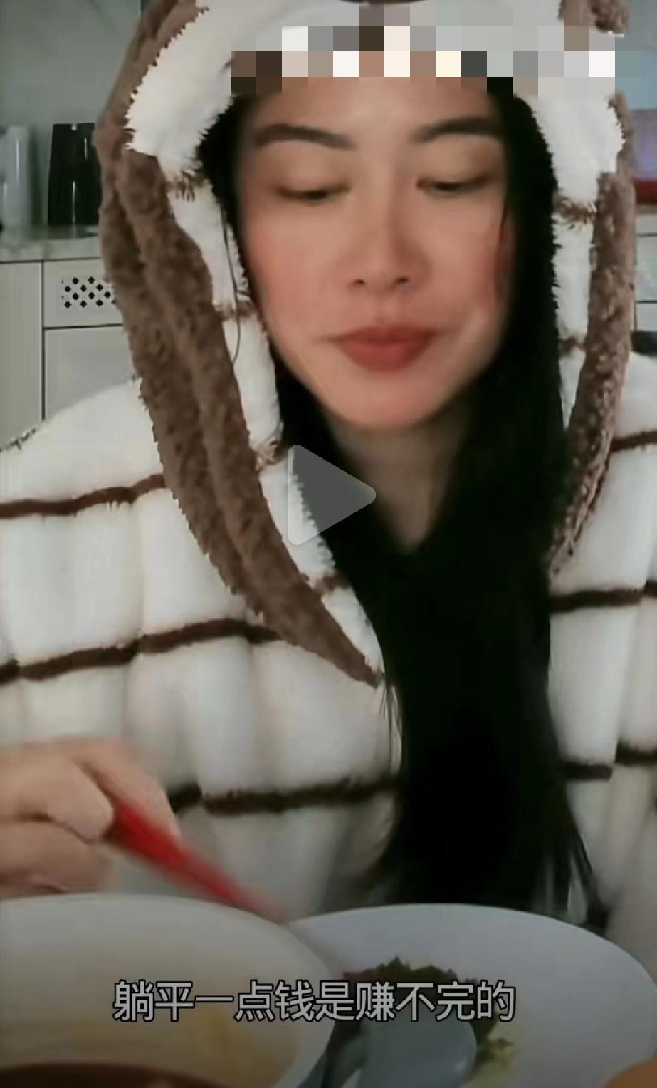 3月26日，女演员叶璇直播时谈到张雪峰猝然离世，感慨“没有任何东西值得用命换，”