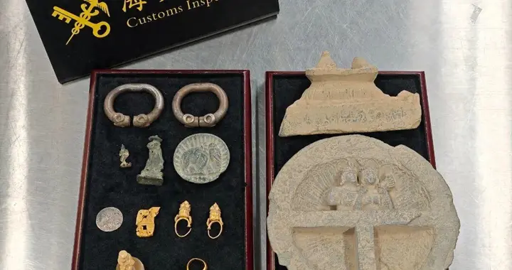 外籍男子携带11件/套古文物出境，被我海关查获