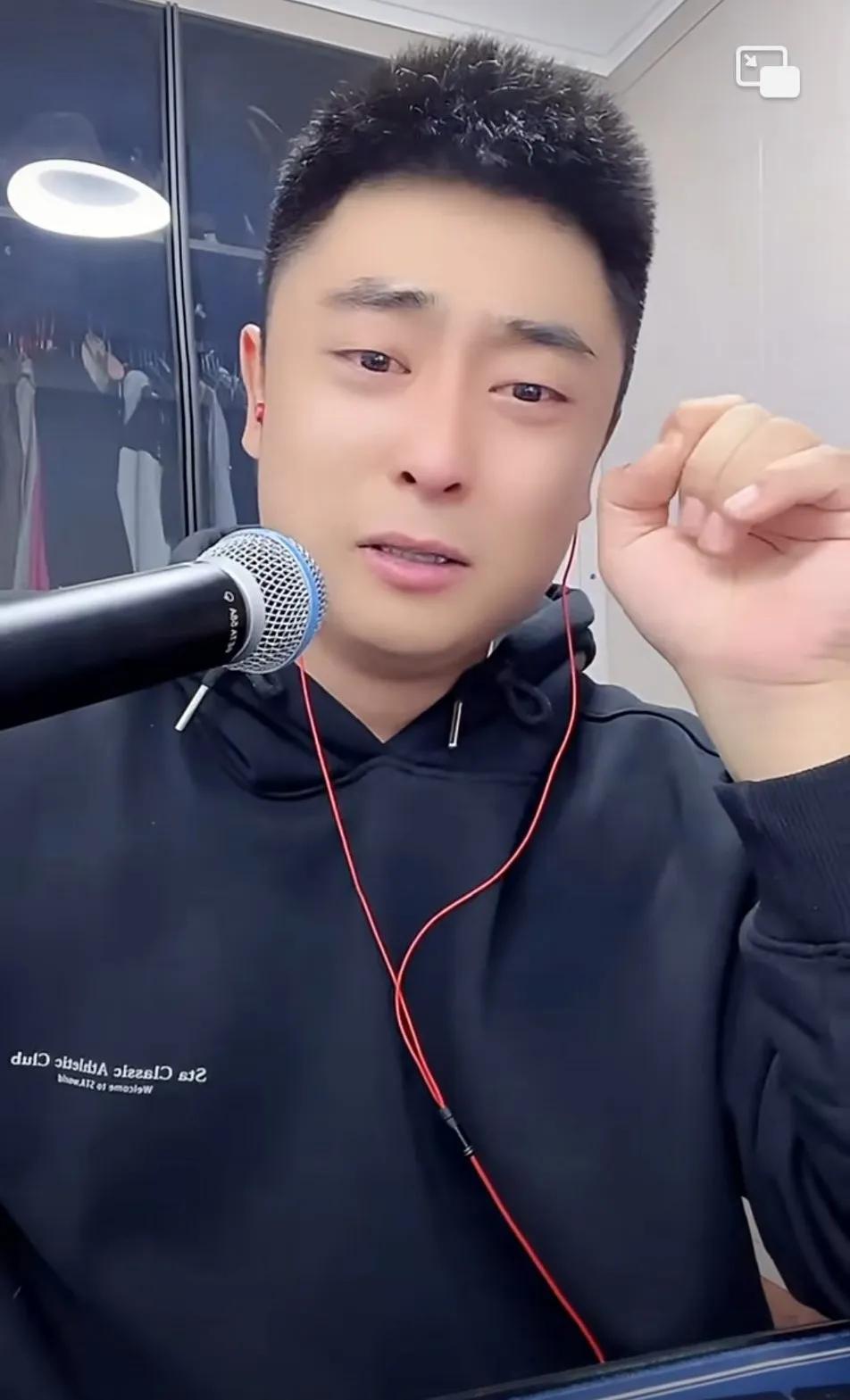 刘小光儿子刘程疑似内涵王亮。
刘程在直播间回答网友说成年人的委屈不要和任何人说。