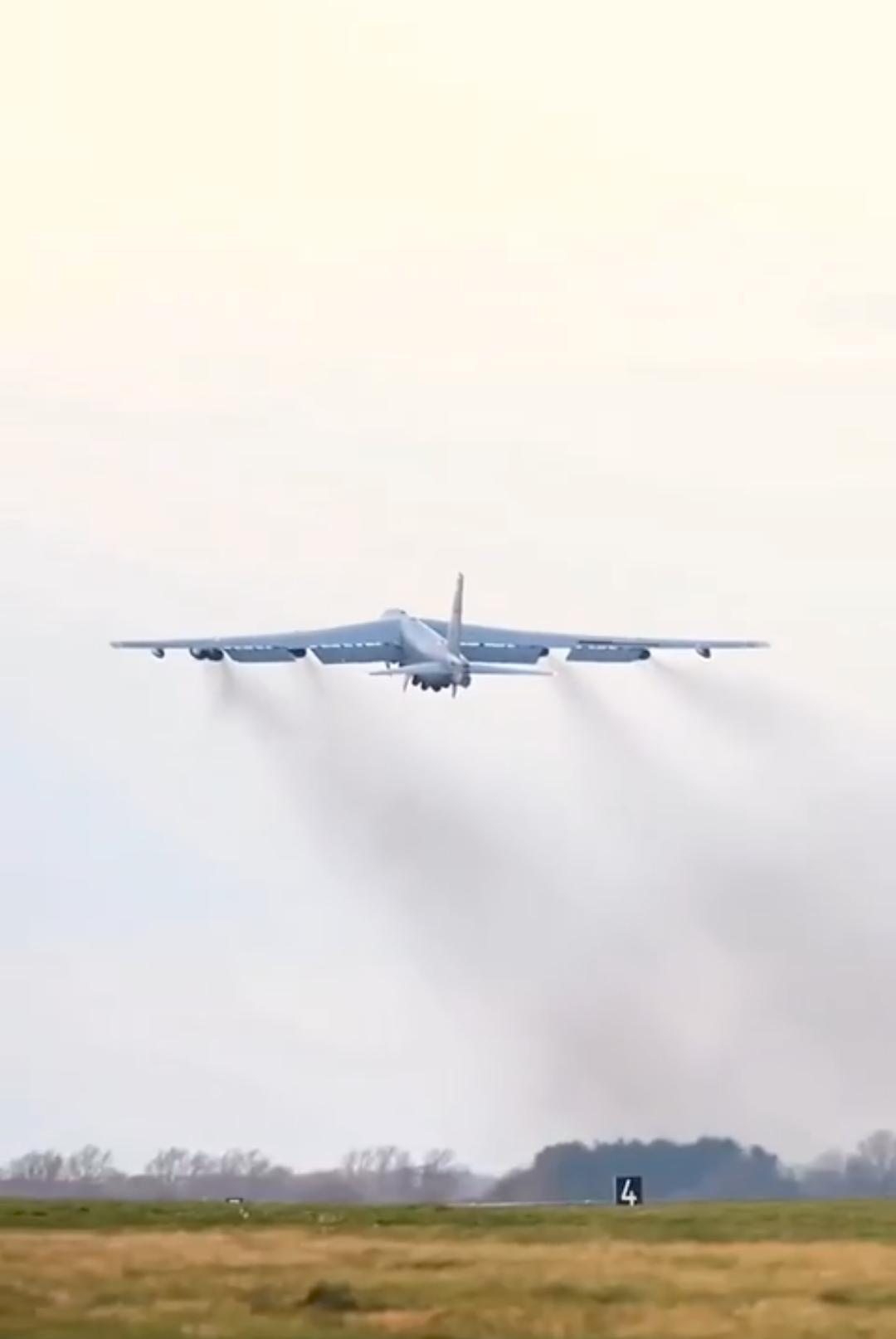 美国B-52轰炸机在加油机伴飞下，正飞往委内瑞拉边境附近的加勒比海区域。