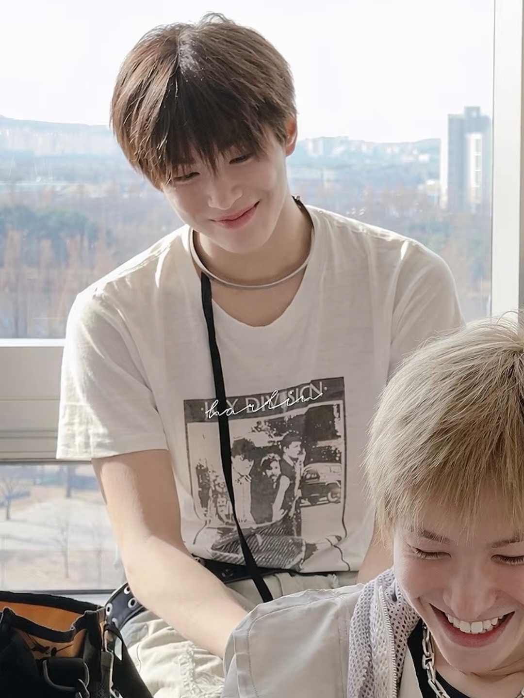 安乾镐 见你越久，便越觉得，比精致容颜更珍贵的，是你那从不吝啬的笑容，总能提供一