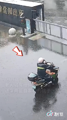 浙江义乌，一老人在雨天开车送两筐老人自己种的桃子给佛堂派出所，一送就是11年，民