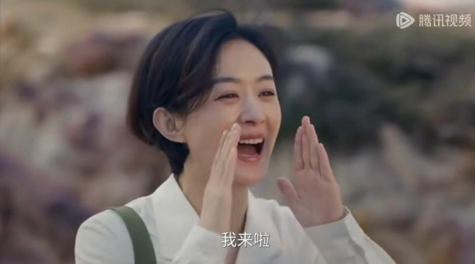 赵丽颖在《小城大事》里的这个造型很美，体现出了那个年代的时尚美，年代感满满，质朴