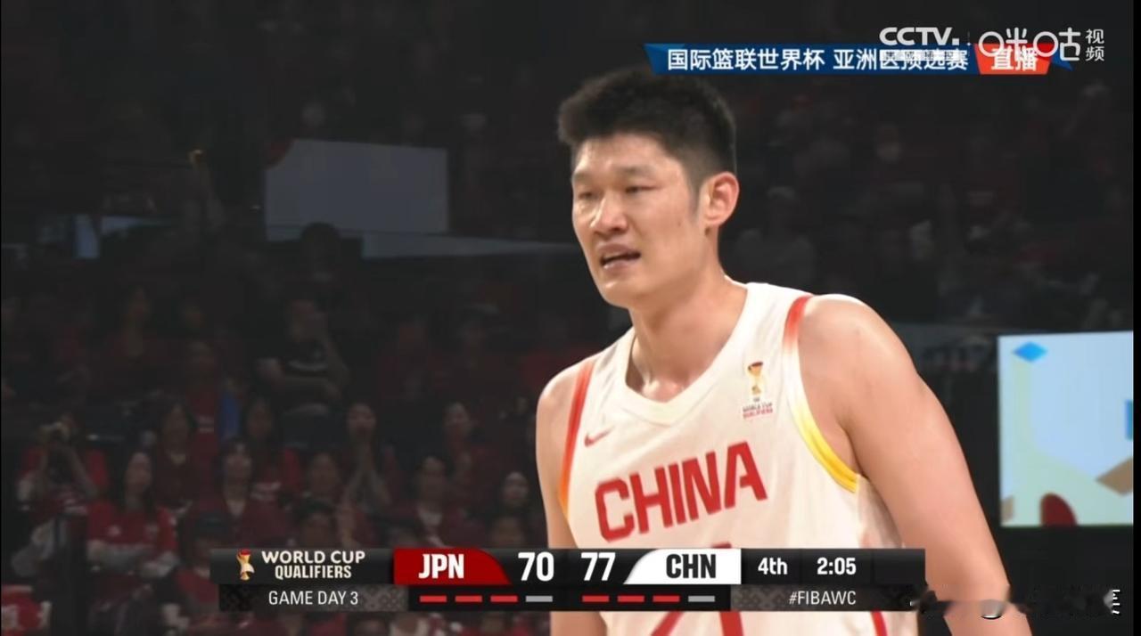 胡金秋是不是今天最大的功臣呢？
在余嘉豪表现不尽如人意的情况下，扛下了内线所有的