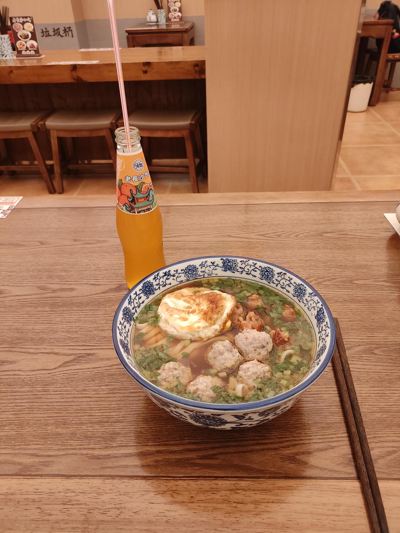 米粉配老长沙汽水，一口回到童年，不过我觉得夏记的肉丸子比以前的要夯实一些了，以前