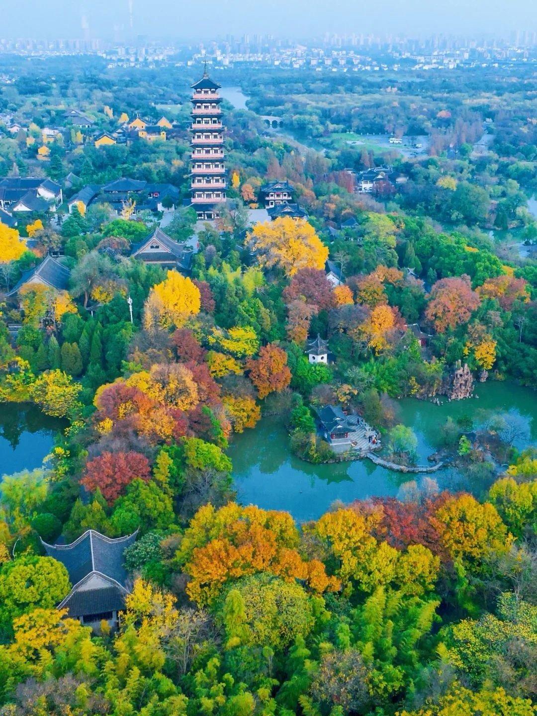 📍大明寺登上栖灵塔远眺，所见是一幅斑斓的五彩画卷，天空格外澄明。这般美景，是连