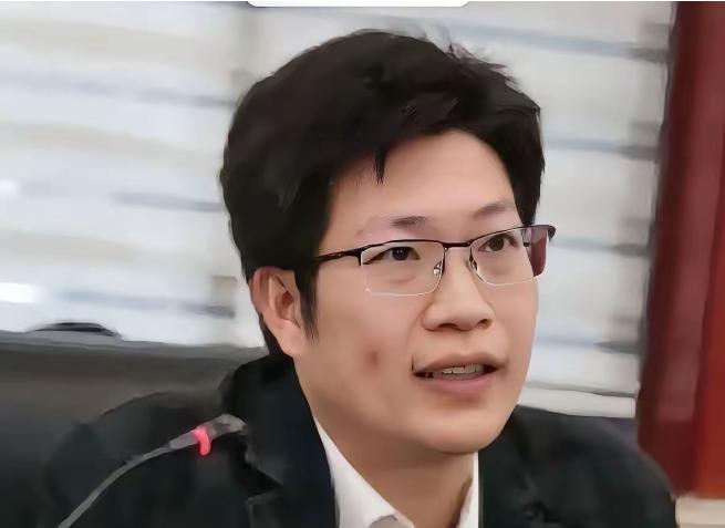 太可惜了，他才39岁，是上海科技大学教授。五一期间带一家子出去旅游，女儿落水，他