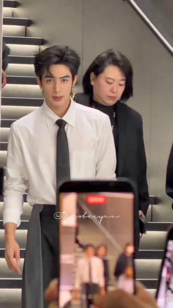 黑西装白衬衫最权威的父亲老龙的熟男味好迷人 