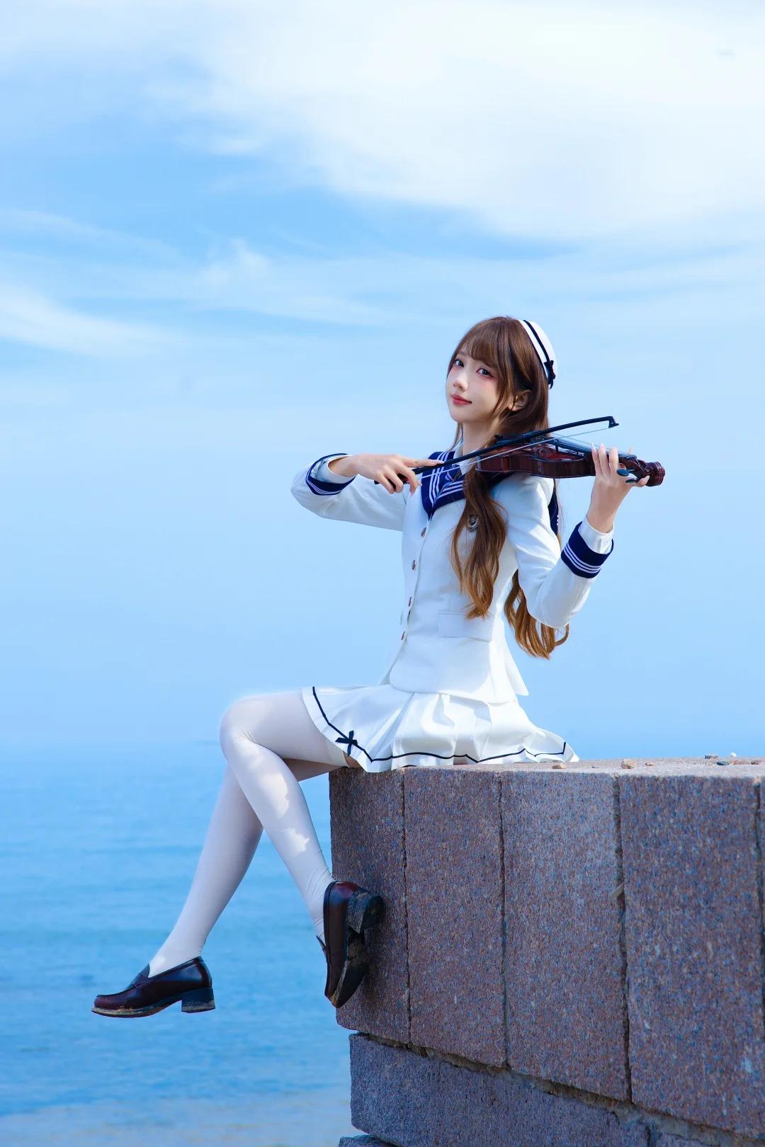 蓝白水手服 + 海边小提琴，青春氛围感直接拉满✨
干净清爽的白蓝配色，和蓝天大海