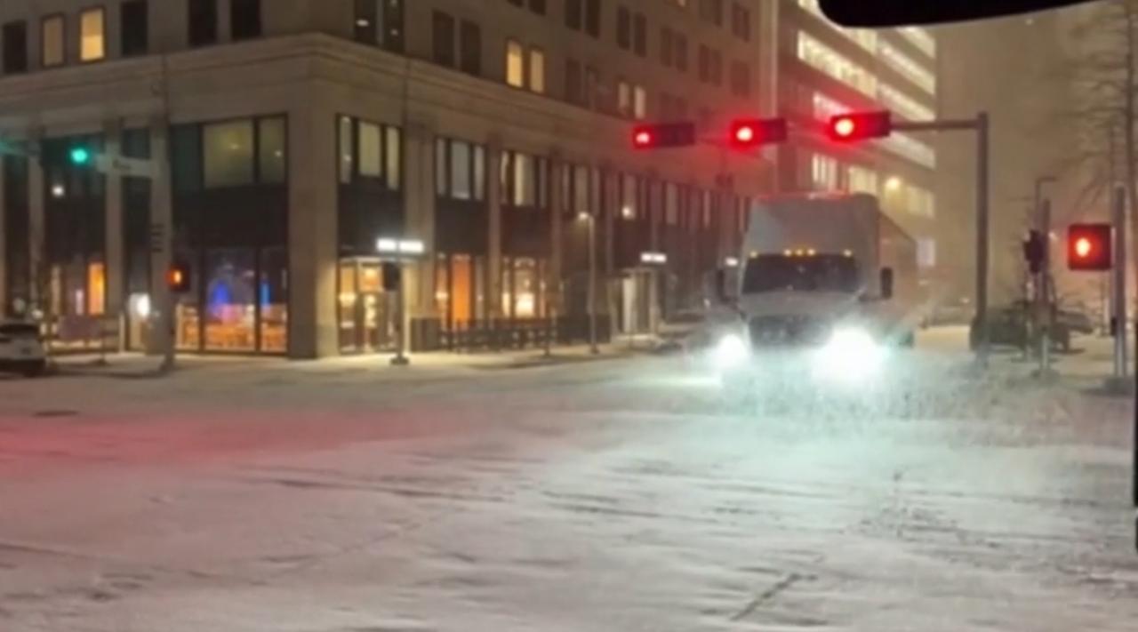 雪夜的歌
 
冬夜的暴雪封了城，我缩在出租屋里刷着新闻，美国各地的断电新闻让人心