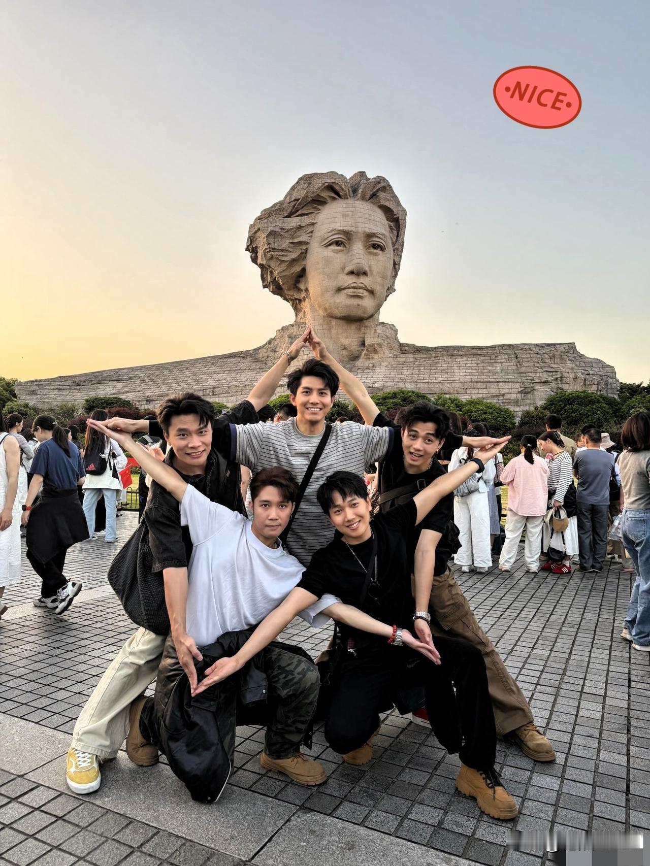 多读点书真有用！大学生的创意，我直接给满分！他们拍照的脑洞绝了，普通人真想不到。