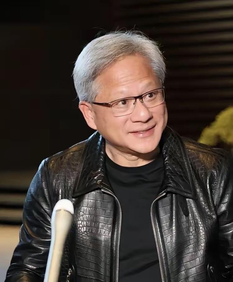 大家发现了吗？
黄仁勋越来越不对劲了。
明明他都已经63岁了，却变得越来越活跃了
